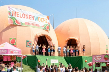 Ein Kunstwerk aus zwei Kuppeln, auf der Melonenwoche von Schnitt
